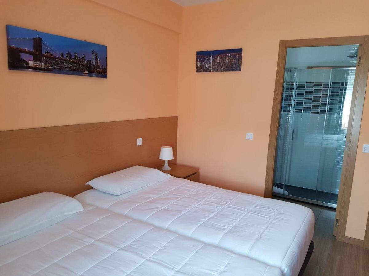 Hostal La Pared Torres de la Alameda Exterior photo