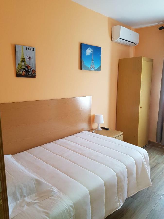 Hostal La Pared Torres de la Alameda Exterior photo